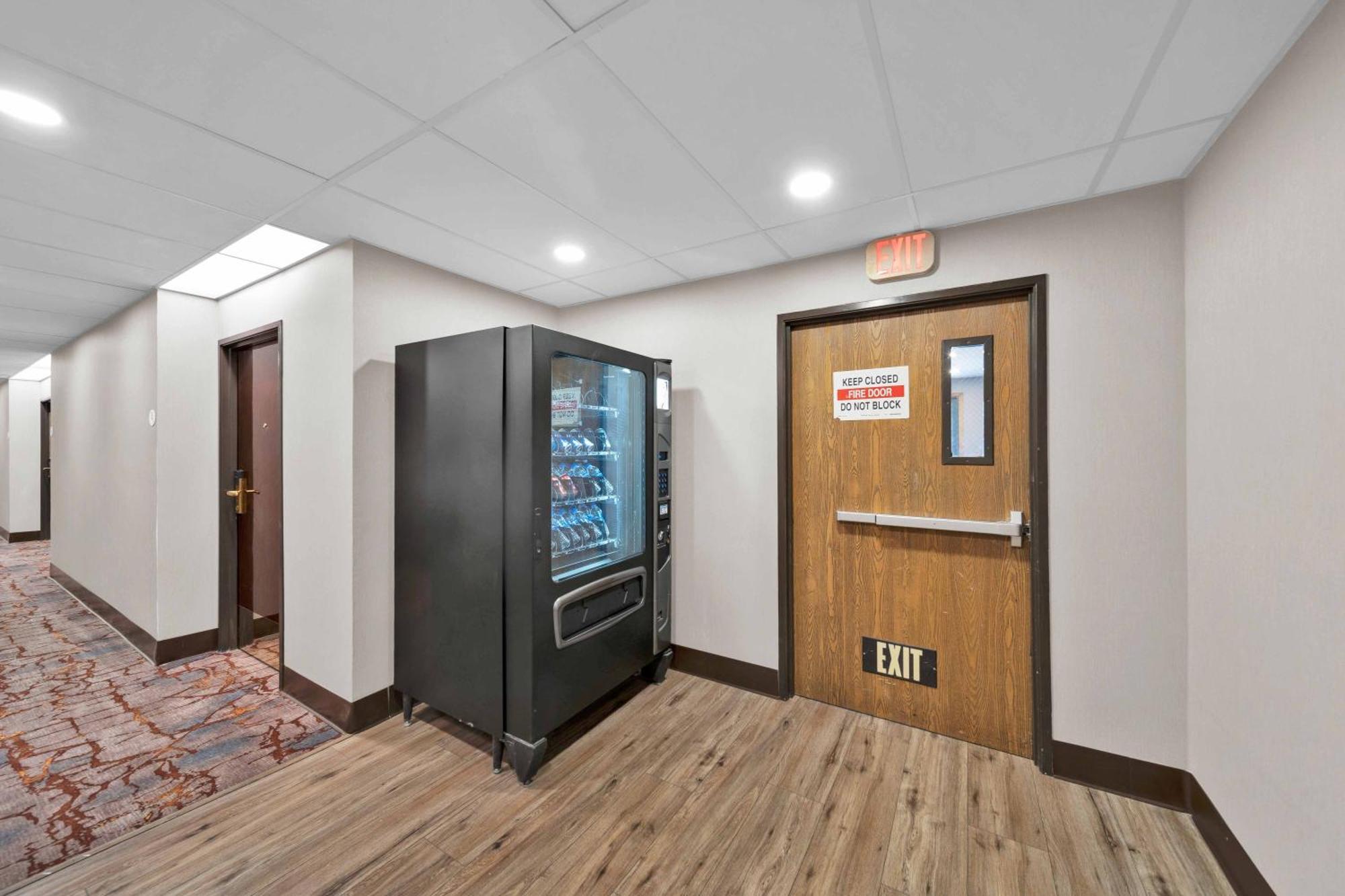 Baymont By Wyndham Anderson Motel Bagian luar foto